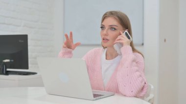 Çalışma Alanında Yaratıcı Genç Kadın Müşteriyle Telefon Görüşmesi