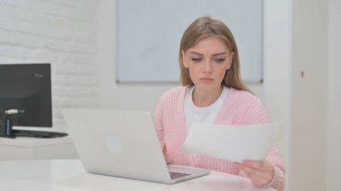 Dizüstü bilgisayarla Belgeler Üzerinde Çalışan Yaratıcı Genç Kadın