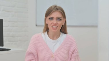 Kaybı Olan Şok Yaratıcı Genç Kadın 'ın Portresi