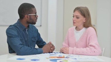 Erkek Meslektaşla Konuşan Kadın 'ın Kapanışı