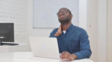 Boyun Ağrısı Olan Orta Çağ Afrikalı Adam İş Başında