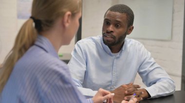 Toplantı sırasında Yaratıcı Afrikalı Adam tartışılıyor, Kapat