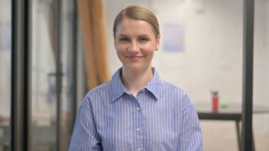 Kendinden emin, yaratıcı genç bir kadının portresi.