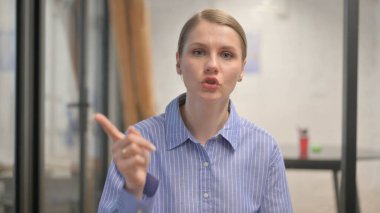 Tatmin Olmayan Yaratıcı Genç Kadın Tartışıyor