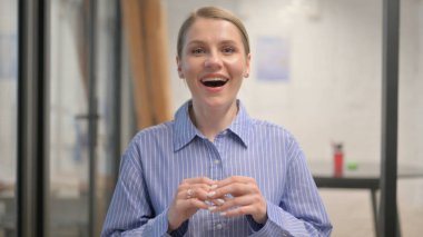 Şaşırtıcı Yaratıcı Genç Kadın Portresi Kazanmanın keyfini çıkarıyor