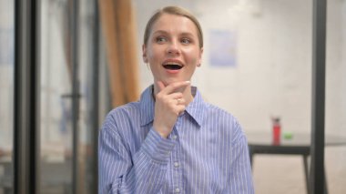 Düşünen Yaratıcı Genç Kadın Portresi