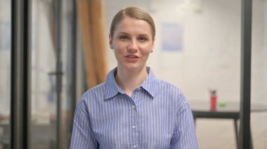 Video Sohbeti Yapan Yaratıcı Genç Kadın Web Kamerası Görünümü