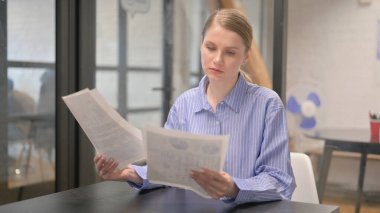 Ofiste İş Belgeleri Okuyan Genç Kadın