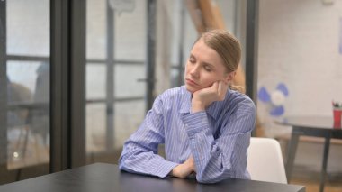 Genç Kadın Ofiste Otururken Uyuyor