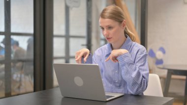 Çevrimiçi Video Sohbeti Genç Kadın