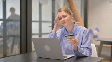 Çevrimiçi Bankacılık, Çevrimiçi Alışveriş Bozukluğuna Tepkili Genç Kadın