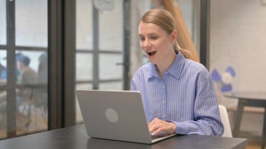 Dizüstü bilgisayarda Başarı Genç Kadını Şaşırttı