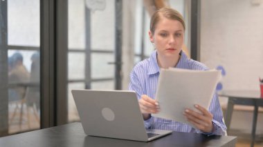 Laptop 'ta Çalışan Kadın Belgeleri