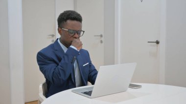 Dizüstü bilgisayar kullanırken Afrikalı İşadamı Öksürüyor