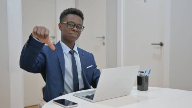 Afrikalı İşadamı Dizüstü bilgisayar üzerinde çalışırken Başparmak Veriyor