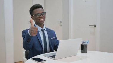 Afrikalı İşadamı Dizüstü bilgisayar üzerinde çalışırken Başparmağından Vazgeçti