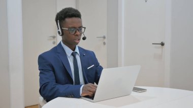 Kulaklıklı Afrikalı İş Adamı Çağrı Merkezi 'nde Video Çağrısında