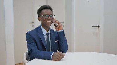 Afrikalı İş Adamı Gülümseyerek Akıllı Telefonla Konuşuyor