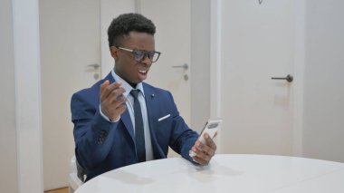 Hüsrana uğramış Afrikalı İşadamı Telefondaki Kötü Haberlere Tepki Verdi