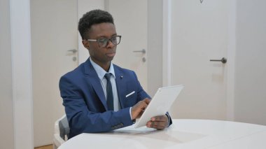 Afrikalı İşadamı Dijital Tablet üzerinde çalışıyor