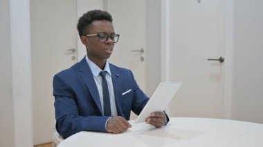 Dijital Tablete Tepki Veren Afrikalı İşadamı