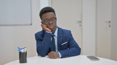 Yorgun Afrikalı İş Adamı Masasında Uyuyor