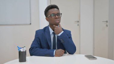 Düşünceli Afrikalı İşadamı Masasında Düşünüyor