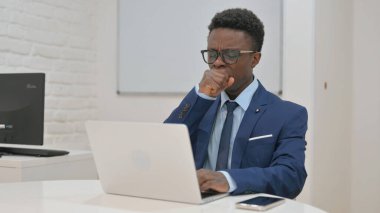 İşadamı Dizüstü bilgisayar kullanırken öksürüyor