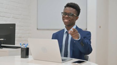 Hevesli Genç İş Adamı Kamerayı Gösteriyor