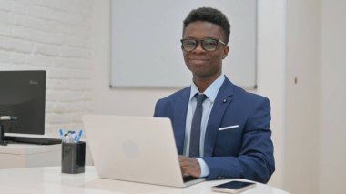 Gülümseyen Genç Afrikalı İş Adamının Onayı