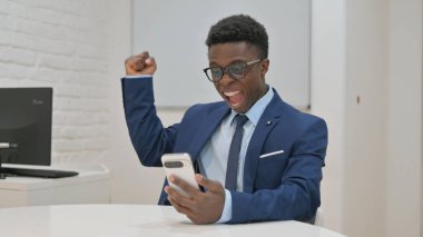 Coşkulu Genç İş Adamı Akıllı Telefonla Kutluyor