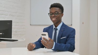 Genç İş Adamı Video Görüşmesi İçin Akıllı Telefon Kullanıyor