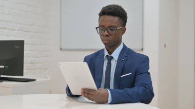 Genç Afrikalı İşadamı Ofiste Tablet Kullanıyor