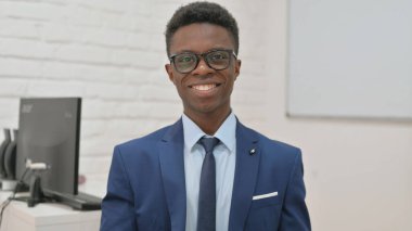 Gülümseyen Genç İş Adamı Kameraya Bakıyor