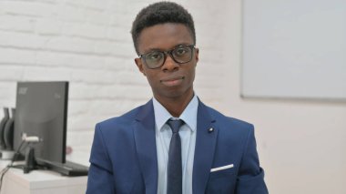 Onaylı Genç İş Adamı Kameraya Bakıyor