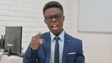 Öfkeli Genç İşadamı İşaret ve Bağırıyor