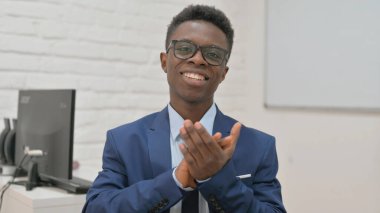 Mutlu İşadamları Takdir İçin Alkışlıyor