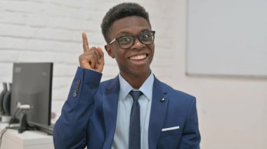 Parlak bir fikri olan dalgın bir iş adamı