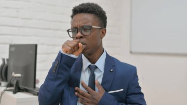 Hasta Genç İşadamı İş yerinde Öksürüyor