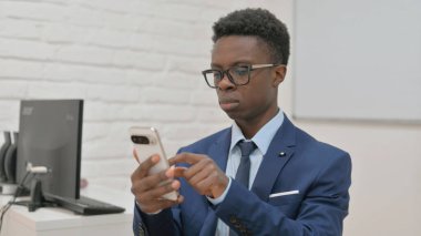 Meşgul Genç Afrikalı İş Adamı Akıllı Telefon Kullanıyor