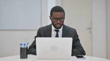 Laptop üzerinde çalışan Afrikalı Amerikalı İşadamı