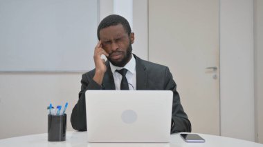 İş adamı iş yerinde baş ağrısı ya da stres yaşıyor