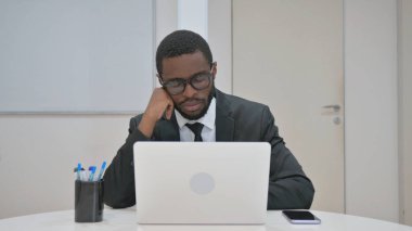 İşadamı Dizüstü bilgisayarda çalışırken Dinleniyor