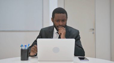 Endişeli İşadamı İş yerinde Endişeli Görünüyor