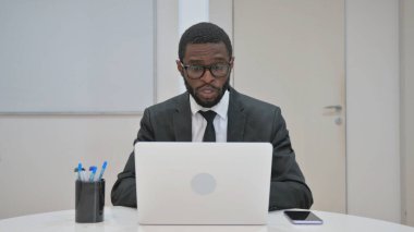 Gülümseyen Afrikalı İş Adamı Videoda Konuşuyor