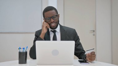 Kredi Kartıyla veya Çevrimiçi Ödemeyle Yüzleşen İşadamı