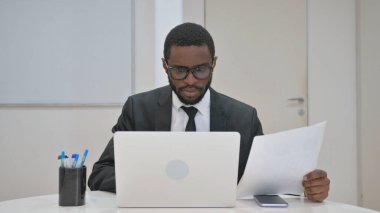 Odaklanmış İşadamı Masasında Belgeleri İnceleyecek