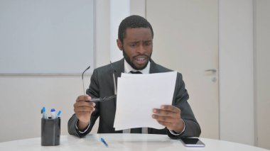 Belgeleri okurken İşadamı Şok Etti ya da İnanmadı