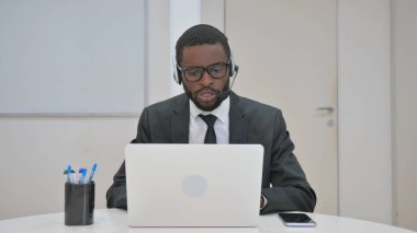 İşadamı laptopta Kulaklıkla Etkin Konuşuyor