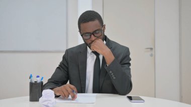 İşadamı Belgeler ve Yazılar Üzerinde Düşünüyor